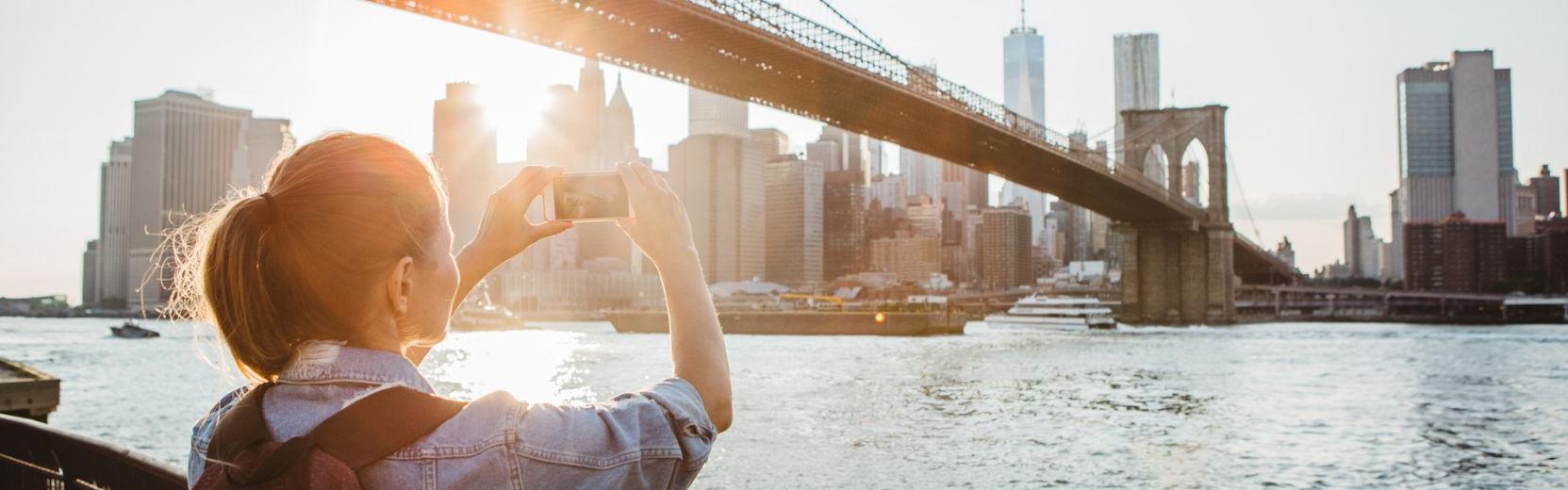 Frau mit Blick auf New York Skyline Frau mit Blick auf New York Skyline