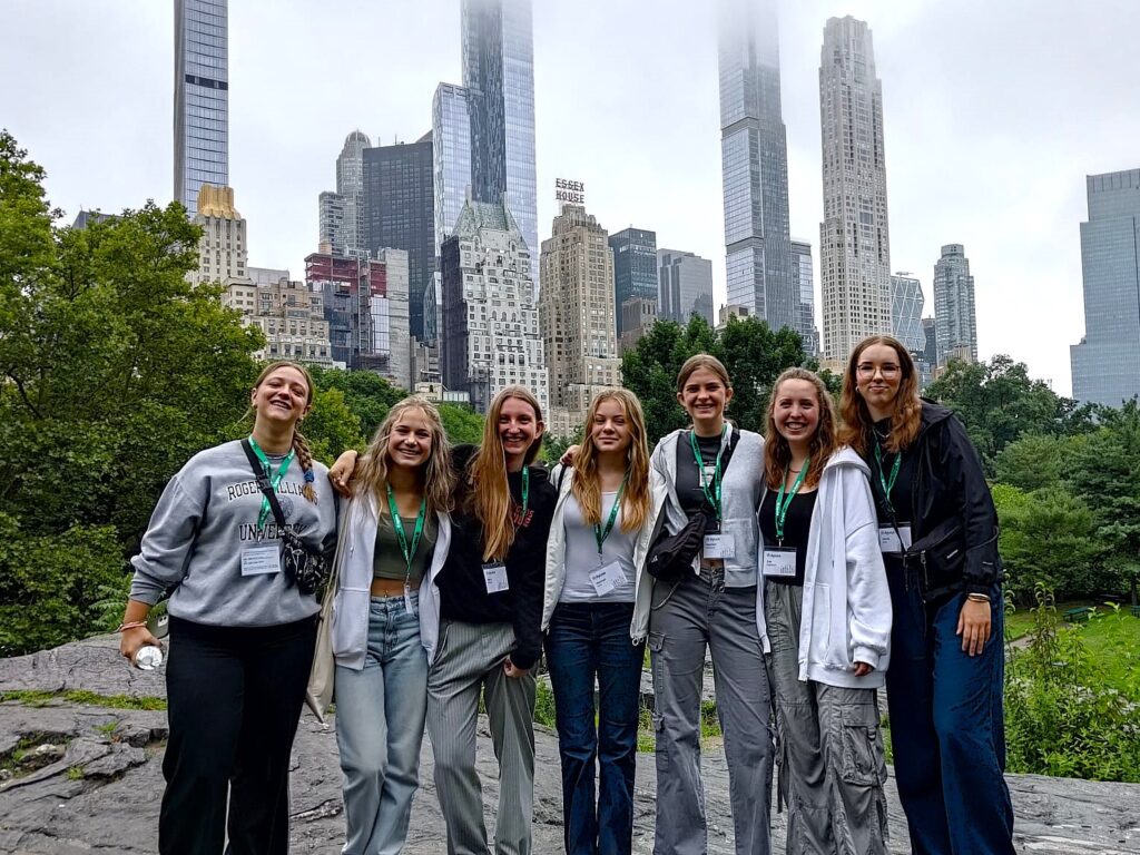 Gruppe von Austauschschülerinnen vor der Skyline New York City