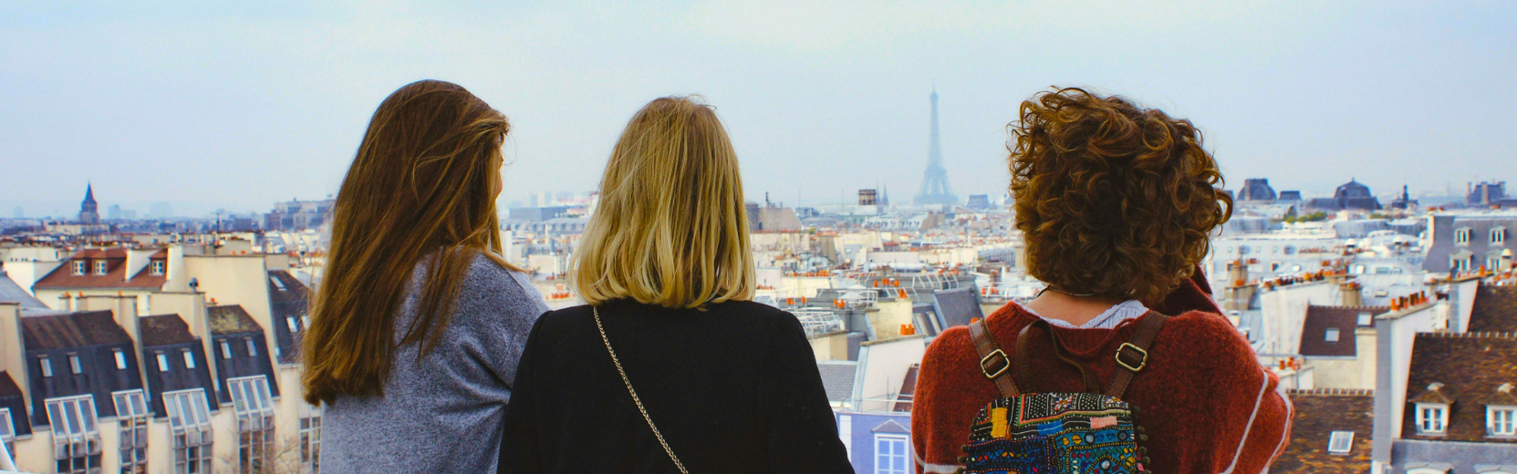 Freundinnen blicken auf den Eiffelturm