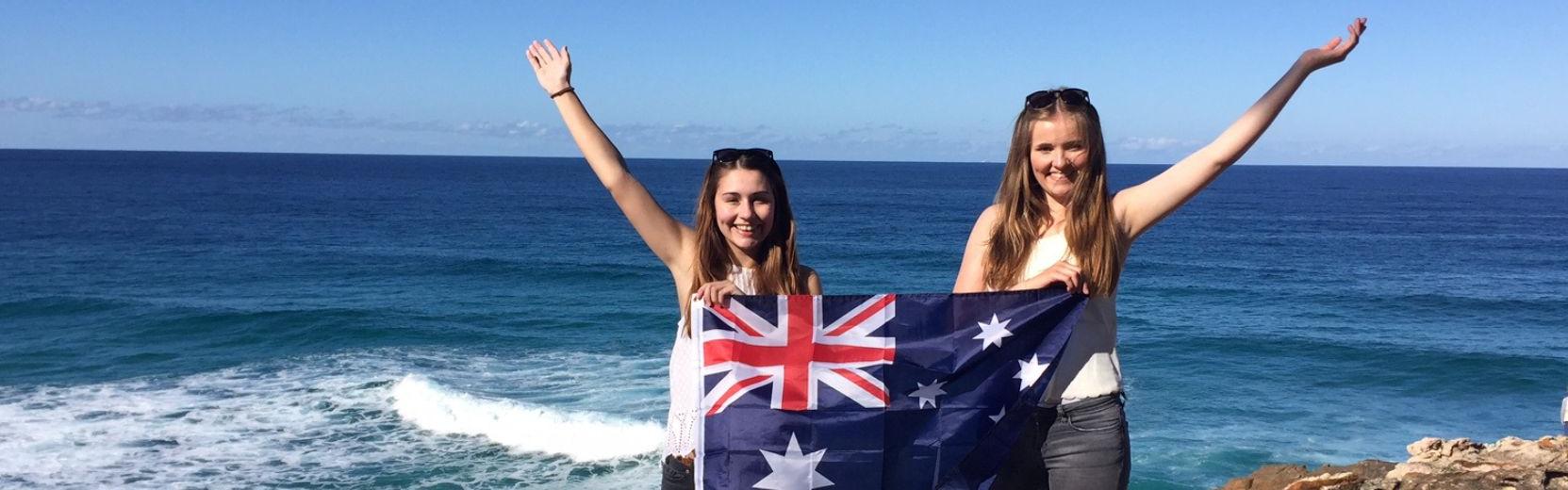 Au pairs in Australien mit Flagge am Strand