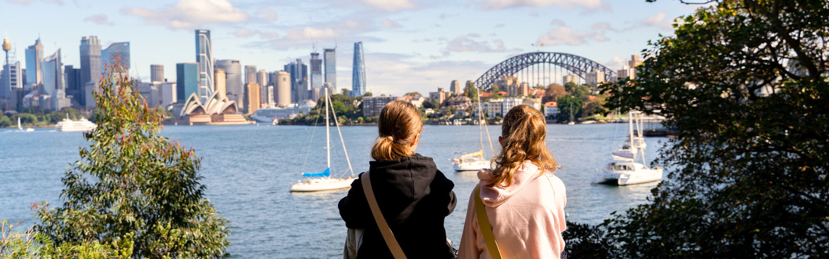 Schulwahl in Australien, Mädchen schauen auf Sydney Skyline