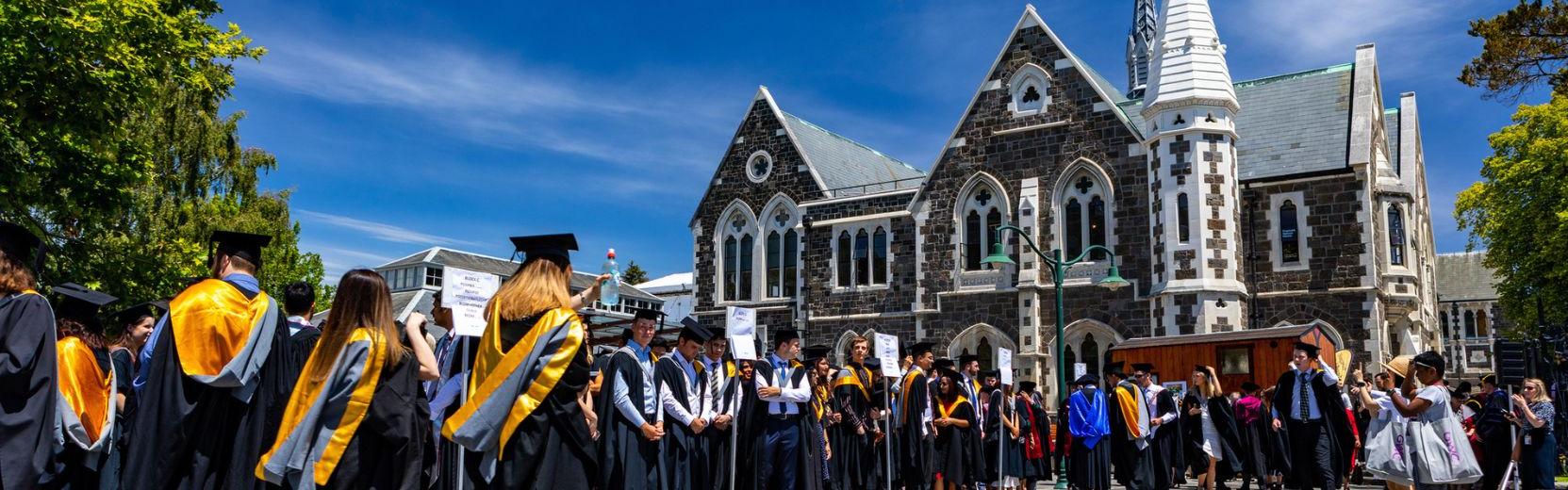Schulwahl Neuseeland Schule mit Absolvent:innen