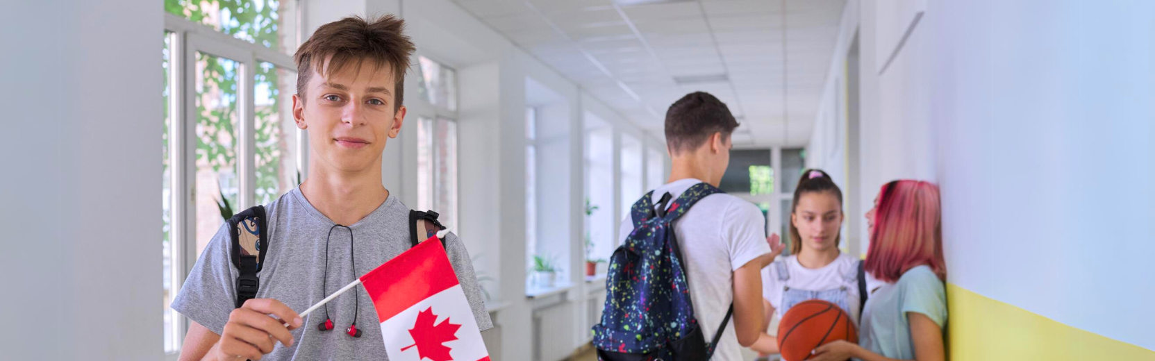 schulwahl kanada schueleraustausch Junge mit Flagge