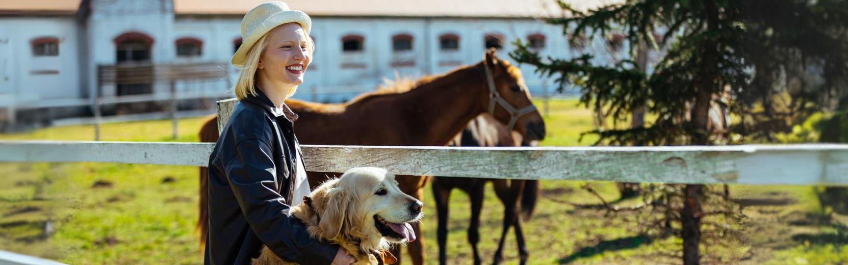 Work and Travel Mädchen mit hund und Pferd