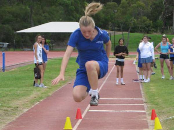 schueleraustausch-australien-schulwahl-narrabeen-sports-high-school-springen