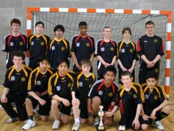 schueleraustausch-irland-schulwahl-ballinteer-community-school-handball-mannschaft