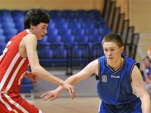 schueleraustausch-irland-schulwahl-douglas-community-school-basketball-spiel