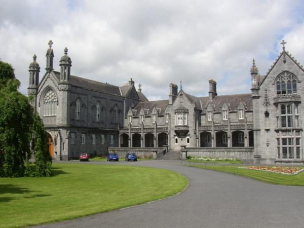 schueleraustausch-irland-schulwahl-st.-kierans-college-schulgebaeude