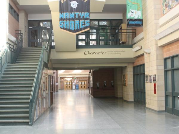 schueleraustausch-kanada-schulwahl-nantyr-shores-secondary-school-hallway