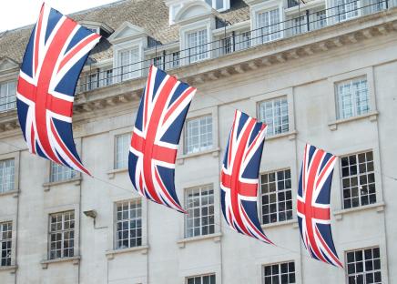 Grossbritannien Flaggen vor einem Haus