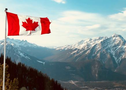 Kanadische Flagge vor Bergen